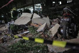 Sute de turişti au fost evacuaţi de pe insuliţe, în urma cutremurului devastator din Indonezia, unde au murit 91 de oameni