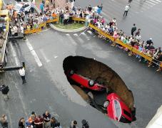 O stradă din nord-estul Chinei s-a surpat. Două maşini, înghiţite de pământ