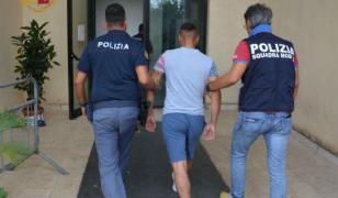 Doi tineri români au fost prinşi în Italia în timp ce transportau un kilogram de cocaină