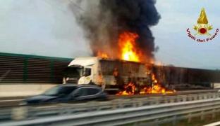 Un român de 19 ani a murit carbonizat în Italia, într-un accident teribil, între un TIR şi o furgonetă