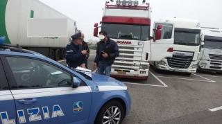 Un şofer român de TIR a fost arestat în Italia. A vrut să dea poliţiştilor şpagă 400 de euro, ca să scape de o amendă de 2.000 de euro