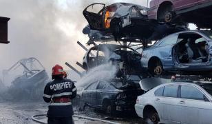 Incendiu puternic la un parc de dezmembrări auto din Agigea