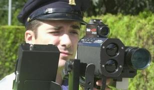 Un tânăr şofer român de TIR prins cu aproape 100 km/h în oraş, în Italia, i-a luat la bătaie poliţiştii care-l opriseră să îl sancţioneze