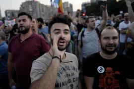 Mai multe persoane protesteaza in Piaţa Victoriei din Bucureşti