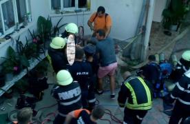 3 morţi în Timiş, după ce tatăl, fiul şi un vecin au căzut în fântâna din curte (Video)