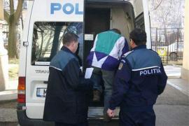 Un bărbat din Vaslui şi-a torturat soţia cu un cuţit, pentru că l-a refuzat