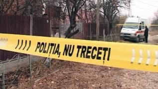 Stătea de un an cu tatăl mort în pat ca să-i ia pensia. La vederea poliţiei, a încercat să se omoare