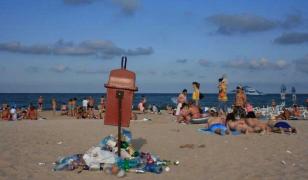 Turiştii care merg pe plajă îşi fac nevoile în mare şi aruncă scutece pe plajă