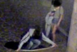 Un român de 20 de ani a fost amendat cu 10.000 de euro, la Vicenza, după ce a fost prins făcând amor pe stradă, pe o pătură