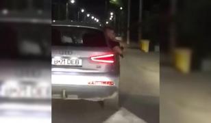 Tânăr din Timiş, filmat în timp ce ameninţă oamenii cu arma pe geamul unei maşini
