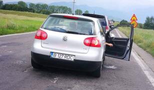 Doi tineri şi-au aruncat gunoaiele pe stradă şi i-au ameninţat cu bătaia pe cei care i-au atenţionat