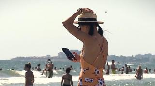 Tânără în costum de baie pe o plajă de pe litoralul românesc