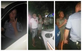 Poliţist huiduit de turişti la Băile Herculane după ce a amendat o cântăreaţă