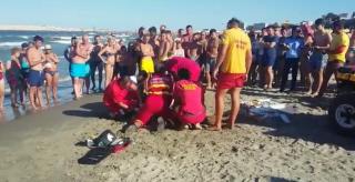 Misiunea de salvare a unui tânăr scos din valurile mării pe plaja Modern din Capitală