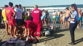 Tânărul înecat pe plaja Modern abia ieşise din spital. Biletul găsit de poliţişti în buzunarul victimei