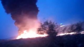 Avionul în flăcări la marginea aeroportului din Soci