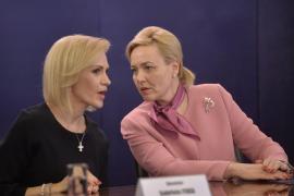 Gabriela Firea şi Carmen Dan stau la aceeaşi masă