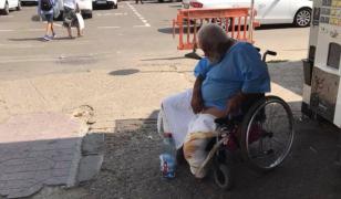 Bărbat plin de sânge, cu ambele picioare amputate, abandonat într-un cărucior în faţa spitalului din Galaţi