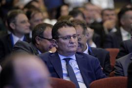 George Maior stă pe scaun la conferința de la Reiuniunea Diplomației