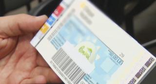 Tichet de vacanță ținut în mână