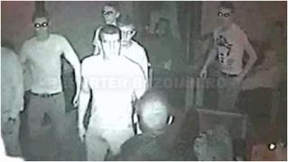 Bătaie cu săbii şi cuţite între clanuri, la Buzău. O femeie a iscat tot scandalul, într-un pub