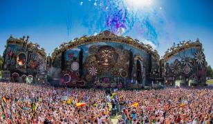 Două fete au murit la festivalul Tomorrowland după ce au băut apă în exces