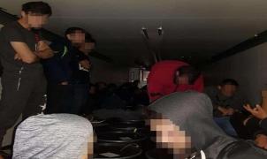 53 de migranţi, între care un bebeluş de 9 luni, prinşi într-un TIR românesc ce ducea miere în Germania