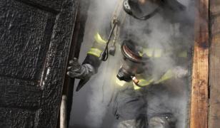 Un bloc locuit de români din oraşul Plzen a fost cuprins de un incendiu puternic