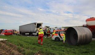 Un şofer de TIR a fost strivit în cabină de o rolă de oţel de 5 tone