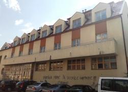 Un hotel construit la Arad de Ministerul Educaţiei a ajuns adăpost pentru oamenii străzii şi un adevărat focar de infecţie