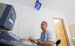 Un medic din Caransebeş i-a salvat viaţa unei fetiţe cu o intervenţie în premieră, deosebit de dificilă