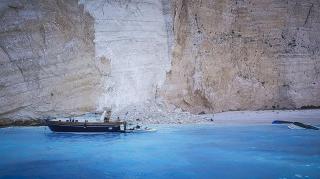 Cel puţin 7 răniţi, după ce o parte din faleza din stâncă s-a prăbuşit pe plaja Navagio din insula Zakynthos