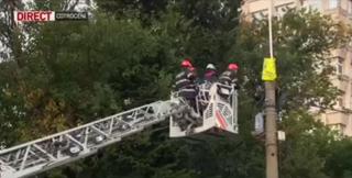 Protest extrem în faţa Palatului Cotroceni. Un bărbat s-a urcat pe un stâlp de iluminat şi stă acolo de peste 7 ore