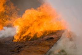 Copil ars de viu într-un incendiu la Buzău. Trupul micuţului, găsit sub tavanul prăbuşit al unei case în flăcări