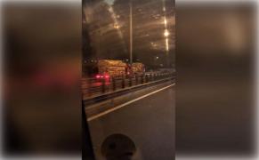 Un şofer de camion încărcat cu lemne goneşte pe contrasens, pe autostrada A1, între Sibiu şi Deva (Video)
