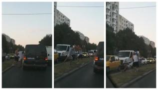 Bătaie în trafic între doi tineri după ce s-au şicanat pentru a ajunge la semafor (Video)