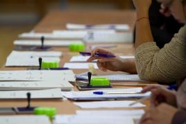 Ştampile la o sectie de votare din Bucuresti