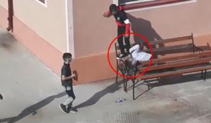 Un copil de clasa a IV-a a fost călcat pe cap de un coleg în curtea școlii