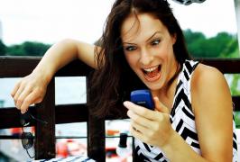 O femeie a divorțat după ce a aflat cum o trecuse soțul în telefon