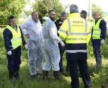 Bătrână găsită moartă în locuinţa sa, în Dâmboviţa. Trupul femeii are urme de muşcături de câini