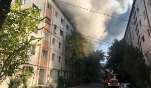 Incendiu la un bloc din Focsani. Pompierii se lupta de ore bune pentru a stinge flacarile