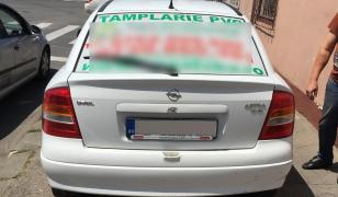 Amenzi uriașe pentru șoferii care își lipesc afișe sau reclame pe geamurile mașinilor