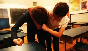 Elevul desfigurat de un coleg la Craiova, amenințat cu moartea dacă nu își retrage plângerea