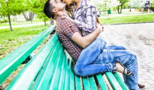 O româncă a fost filmată în timp ce se iubea cu un italian în faţa unei biserici