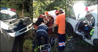 Momentul dramatic în care poliţistul din Seimeni este salvat de pompieri. Autospeciala era propusă pentru casare