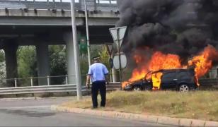 O maşină a ars ca o torţă sub podul Viilor din Piteşti