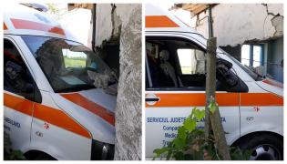 O ambulanţă din Constanţa a intrat în plin într-o casă după ce şoferul a evitat un TIR