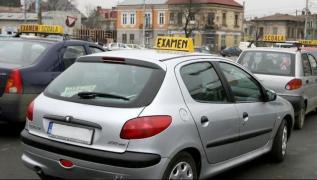 O femeie îşi dorea atât de mult permisul auto, încât a pus un teanc de bani în dosar, şpagă pentru examinator