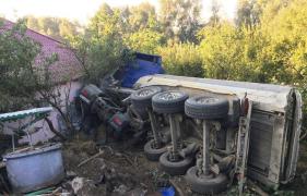 O basculantă s-a răsturnat la Tupilaţi, în Neamţ. Şoferul a rămas încarcerat în cabină