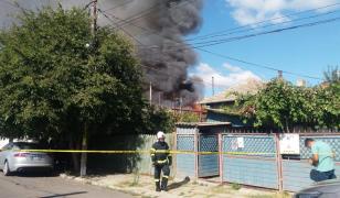 Trei case din Constanţa, cuprinse de un incendiu puternic